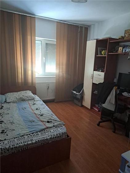 Apartament cu 3 camere decomandat în Lipovei