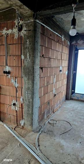 Casă cu 5 camere cu Teren 500 Mp în Stupini