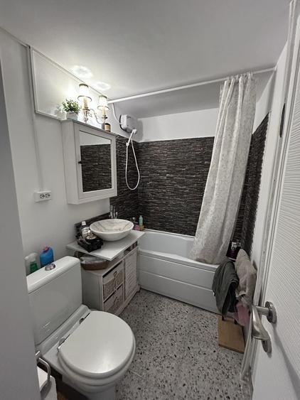 Apartament cu 3 camere nedecomandat în Drumul Găzarului