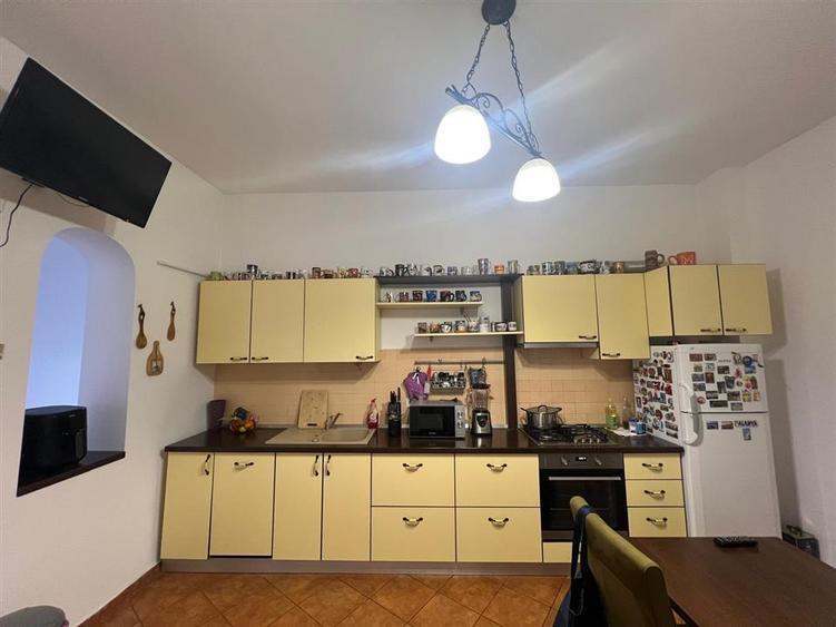 Casă cu 2 camere cu Canalizare în Central