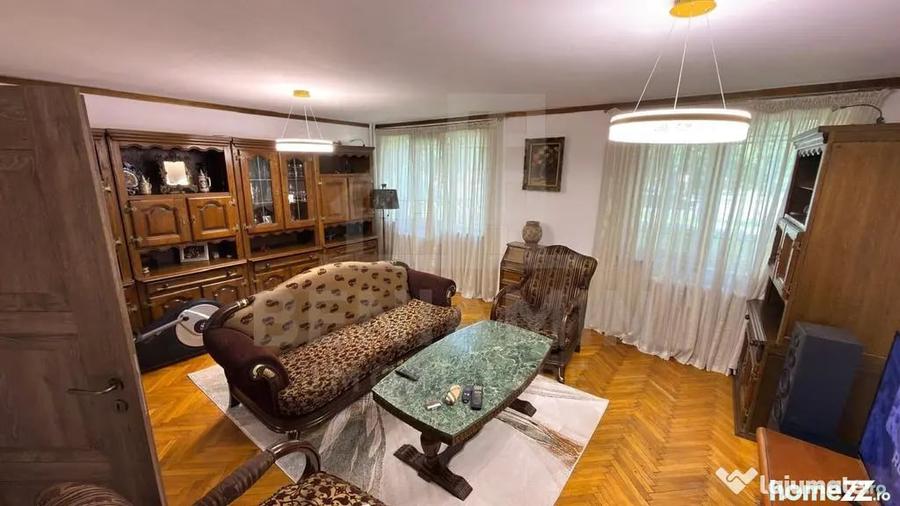 Apartament cu 3 camere decomandat în Calea București