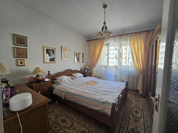 Apartament cu 4 camere decomandat în Colentina