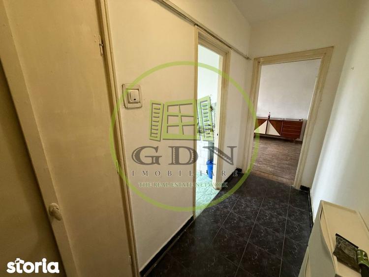 Apartament cu 3 camere semidecomandat în Rovine