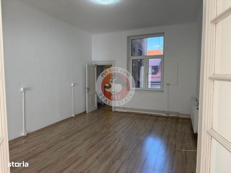 Apartament cu 3 camere decomandat în Romană