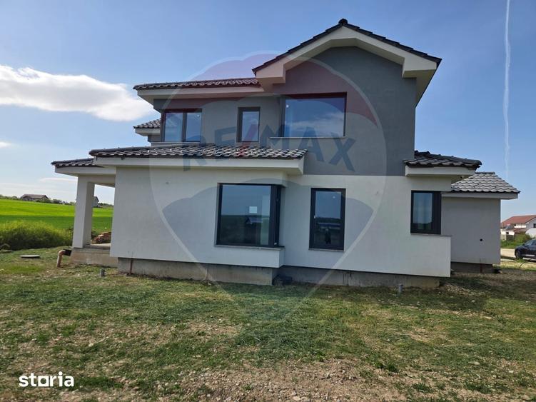 Casă cu 5 camere cu Teren 570 Mp în Sânmartin