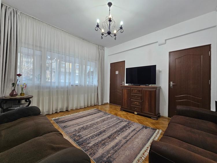 Apartament cu 3 camere semidecomandat, mobilat în Armeneasca