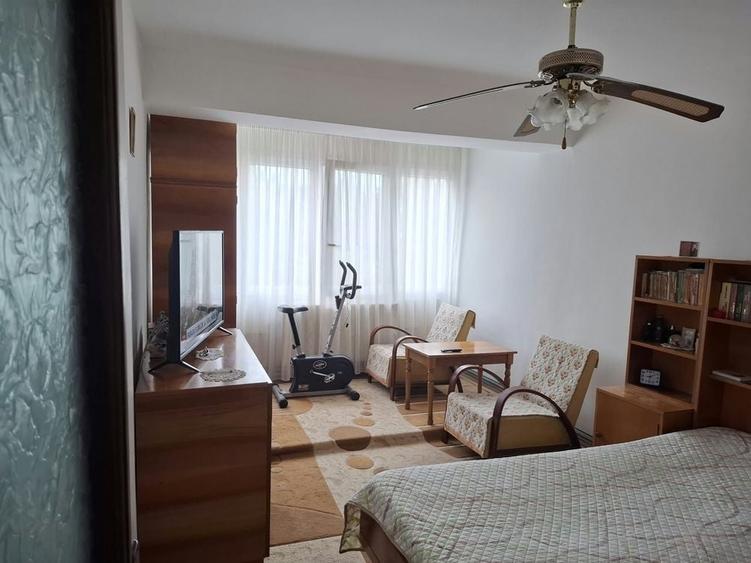 Apartament cu 3 camere decomandat în Tudor