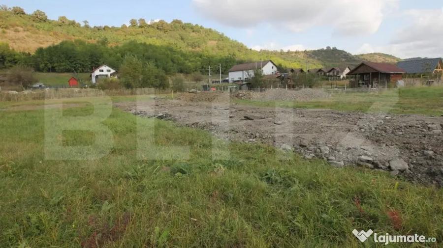 Teren de 800 mp, în Livezeni