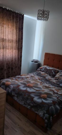 Apartament cu 3 camere decomandat în Cet