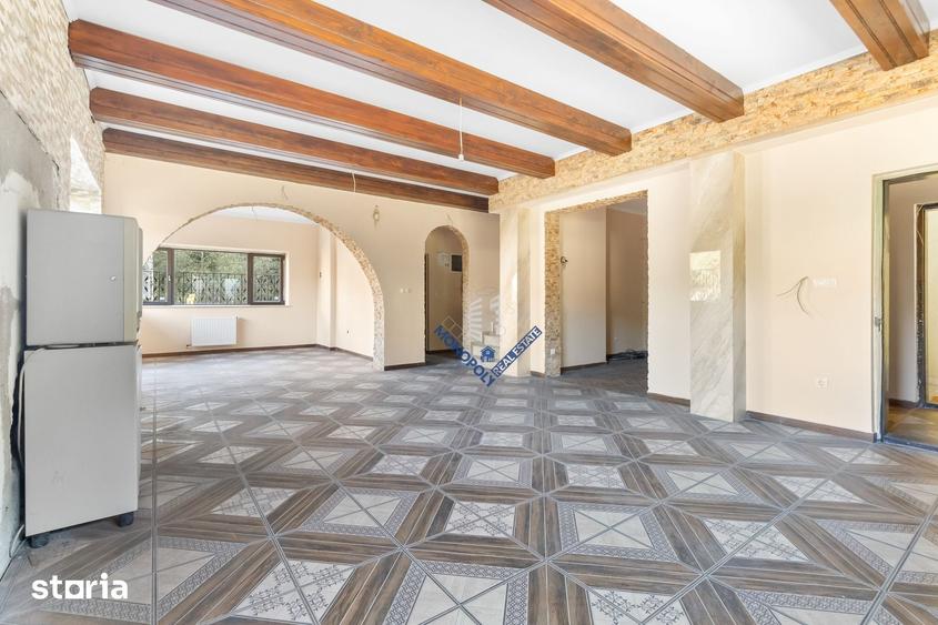 Casă cu 6 camere cu Teren 3677 Mp în Central
