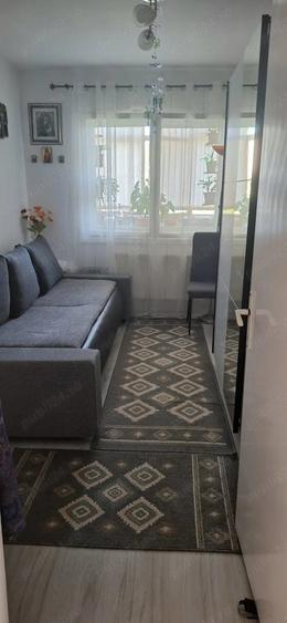 Apartament cu 3 camere semidecomandat în Podu Roș