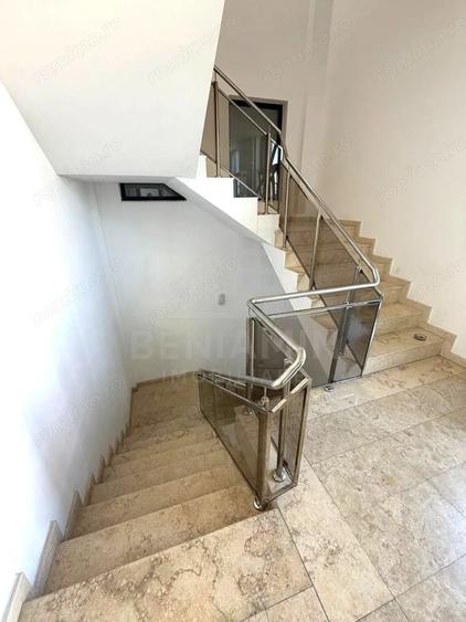 Spațiu comercial, de 100 mp, în Rovine
