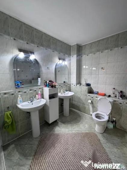 Casă cu 7 camere cu Teren 2500 Mp în Siret