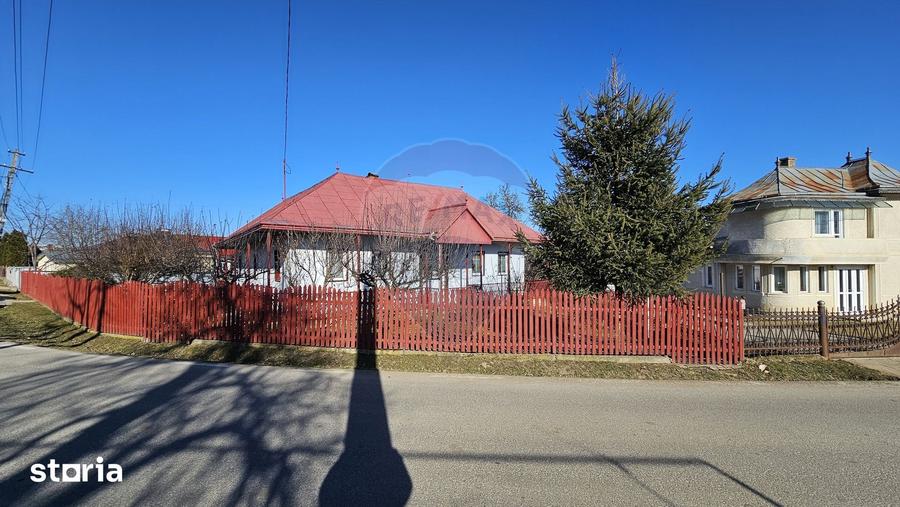 Casă cu 3 camere cu Teren 4900 Mp în Central
