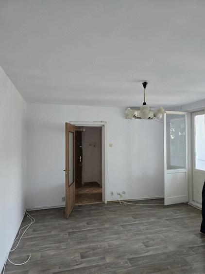 Apartament cu 3 camere semidecomandat în Militari