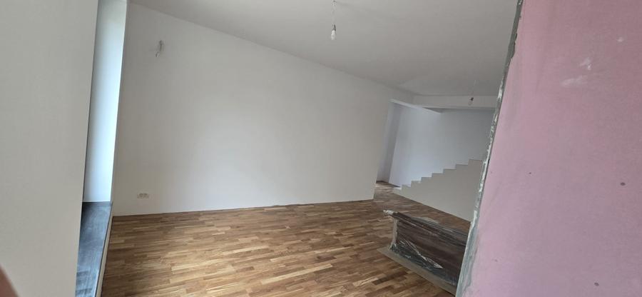 Casă individuală cu 5 camere cu Teren 227 Mp în Central