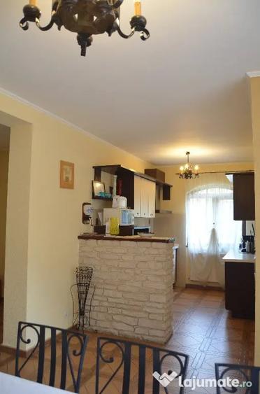 Casă cu 10 camere cu Teren 580 Mp în Poiana Țapului
