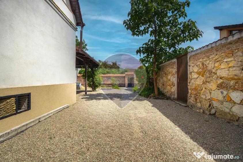 Casă cu 9 camere cu Teren 450 Mp în Cristian