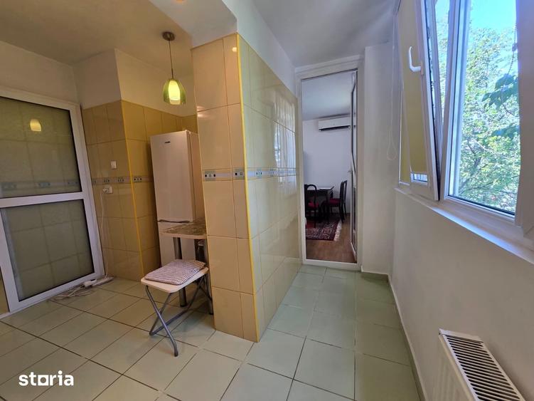 Apartament cu 3 camere semidecomandat, mobilat în Titan