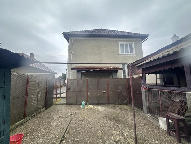 Casă individuală cu 4 camere cu Canalizare în Cetate