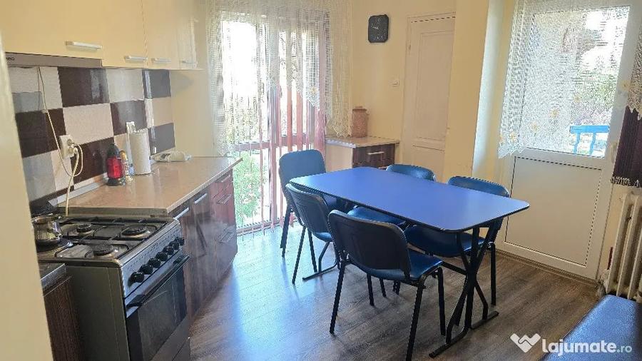 Apartament cu 4 camere decomandat în Decebal