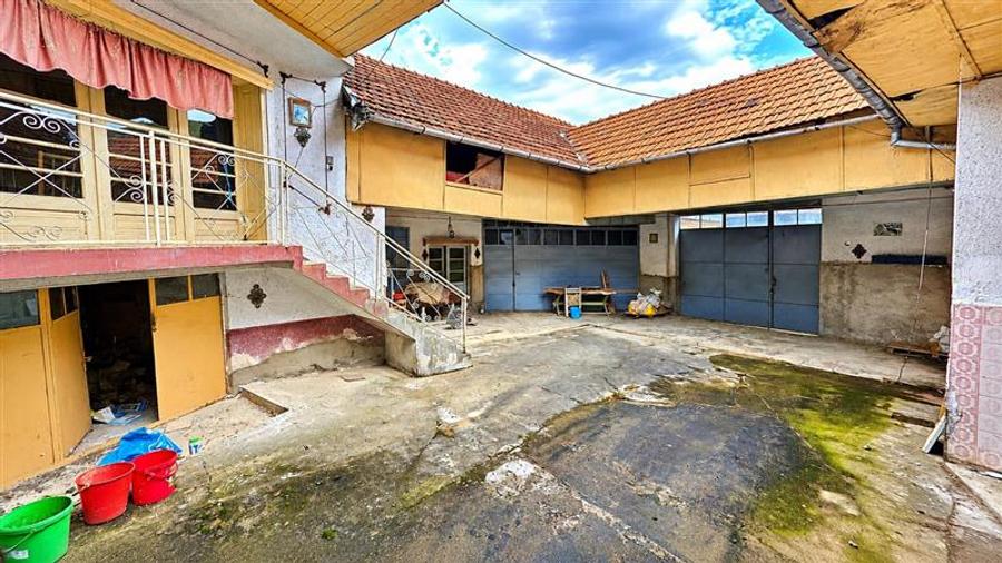Casă individuală cu 11 camere cu Canalizare în Prigor
