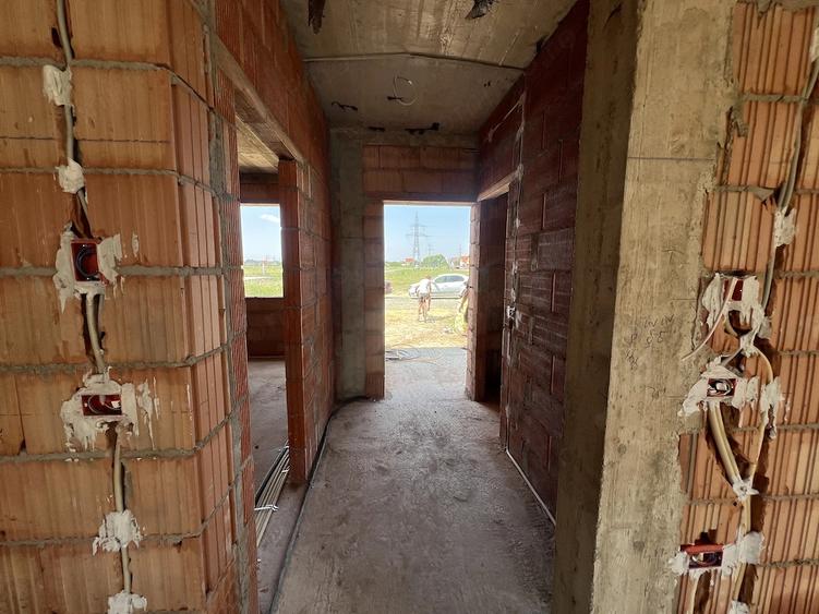 Casă cu 5 camere cu Teren 300 Mp în Ghiroda