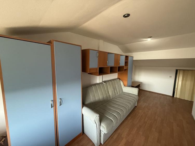 Apartament cu 4 camere semidecomandat, mobilat în Aradului