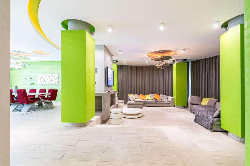 Casă individuală cu 8 camere cu Teren 2300 Mp în Lunei