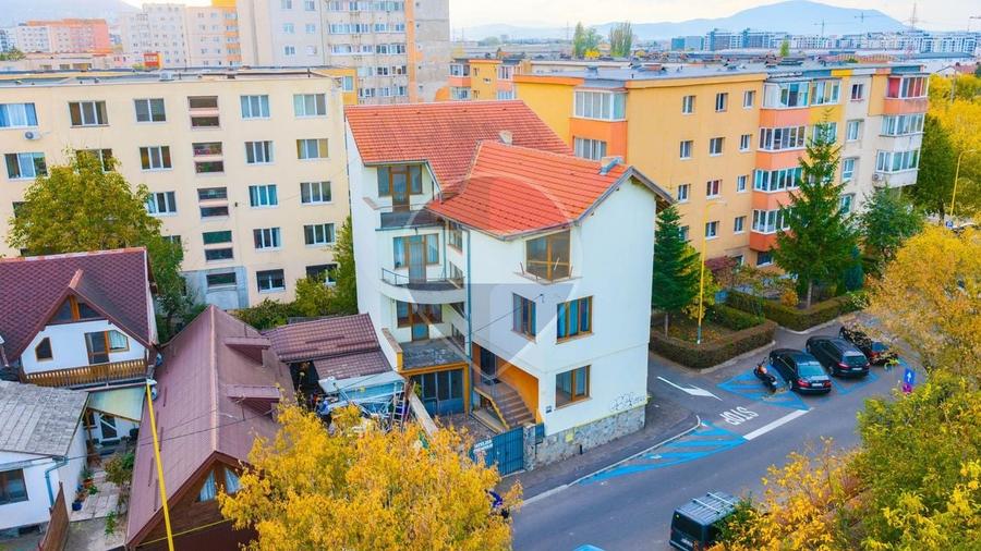 Casă individuală cu 8 camere cu Teren 179 Mp în Craiter