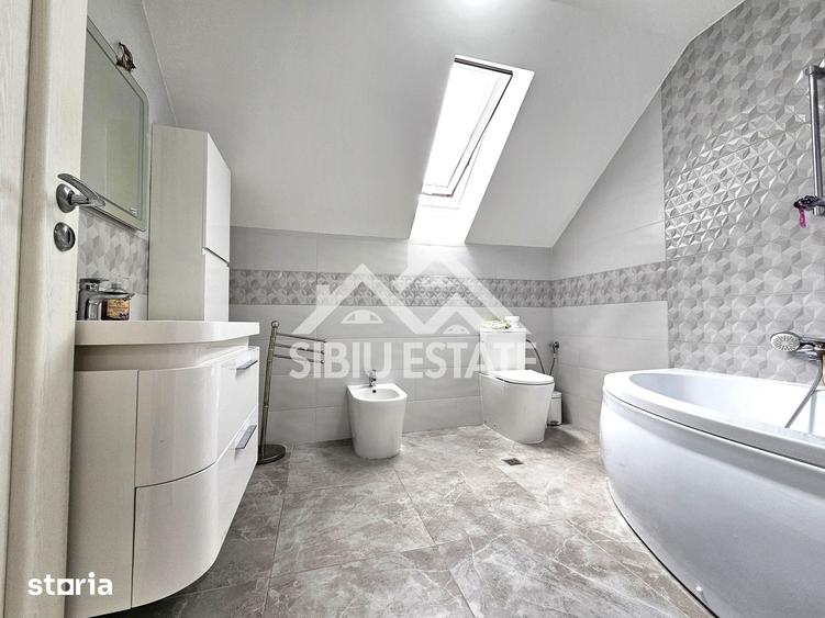Casă cu 6 camere cu Teren 1000 Mp în Sadu