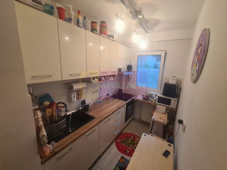 Apartament cu 3 camere semidecomandat în Cuza