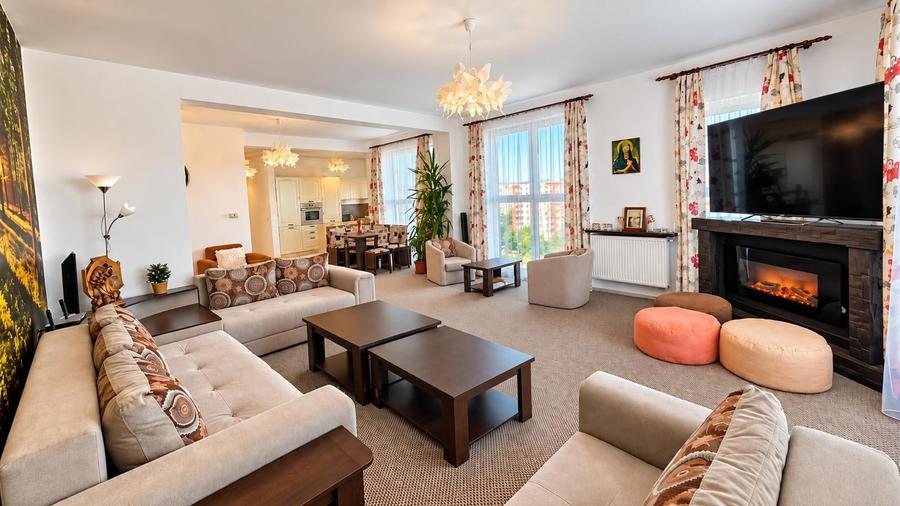 Penthouse cu 2 camere decomandat în Avantgarden