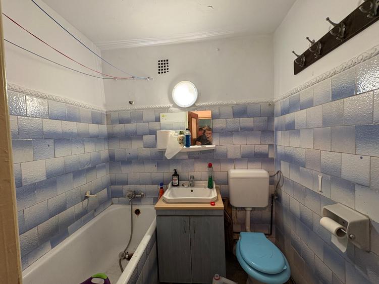 Apartament cu 3 camere semidecomandat în Berceni