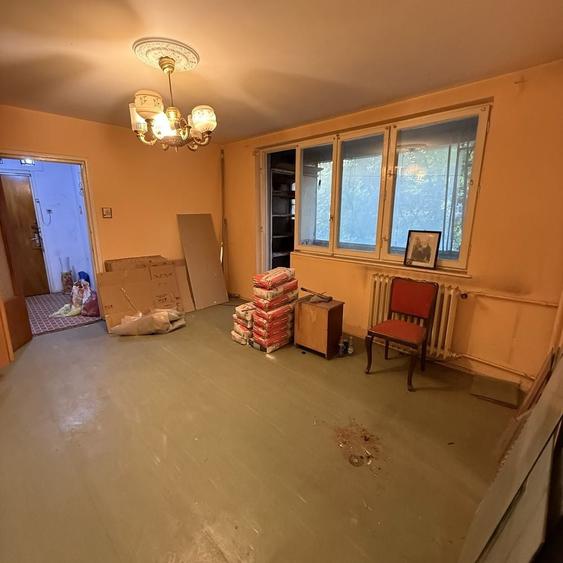 Apartament cu 3 camere semidecomandat în Colentina