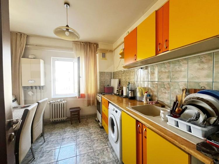 Apartament cu 3 camere decomandat, mobilat în Mircea cel Bătrân