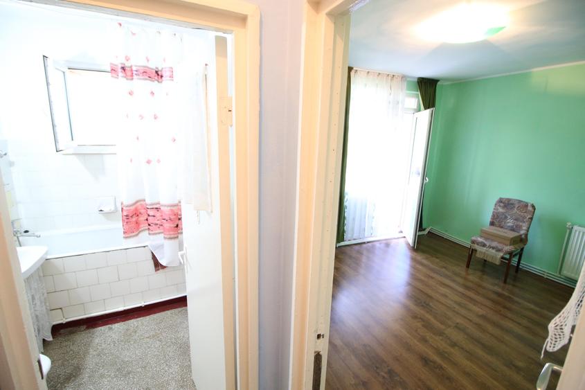 Apartament cu 3 camere semidecomandat în Micro 16