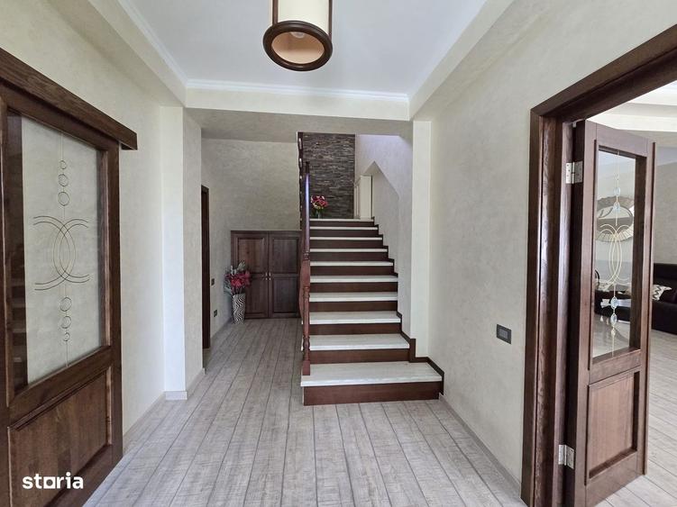 Casă cu 4 camere în Vânători