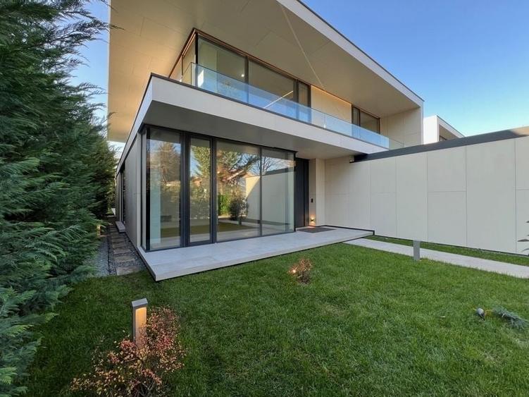 Casă individuală cu 7 camere cu Piscina în Iancu Nicolae