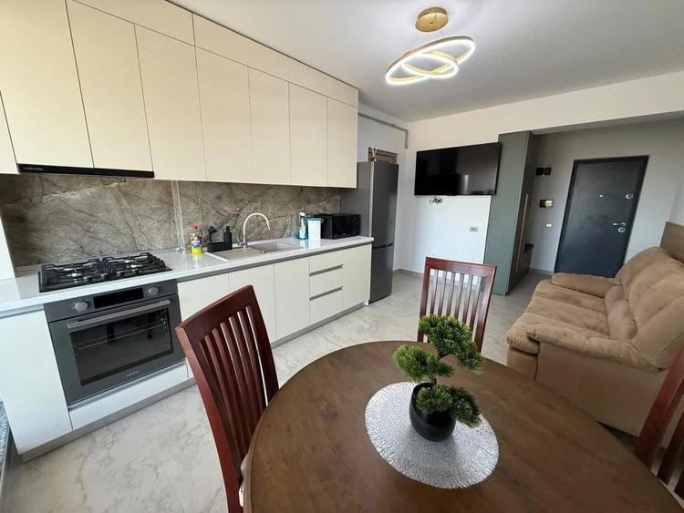 Apartament cu 3 camere semidecomandat în Central