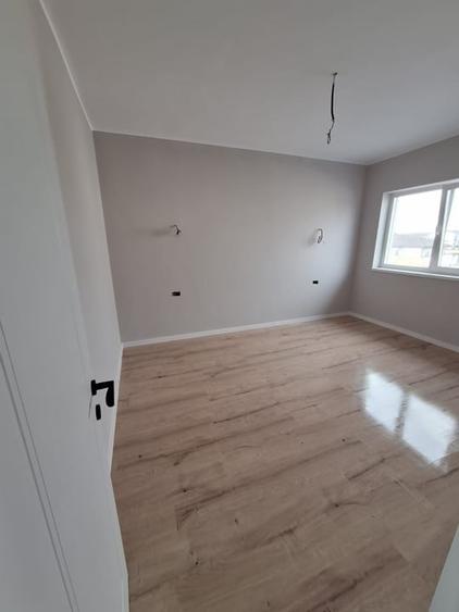 Duplex cu 5 camere cu Canalizare în Moșnița Nouă