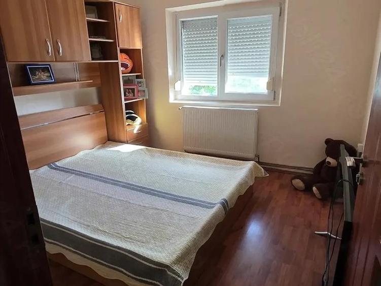 Apartament cu 3 camere semidecomandat, mobilat în Central