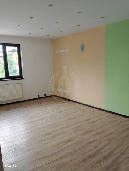 Casă cu 10 camere cu Teren 350 Mp în Central