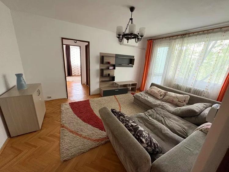 Apartament cu 3 camere semidecomandat, mobilat în Podu Roș