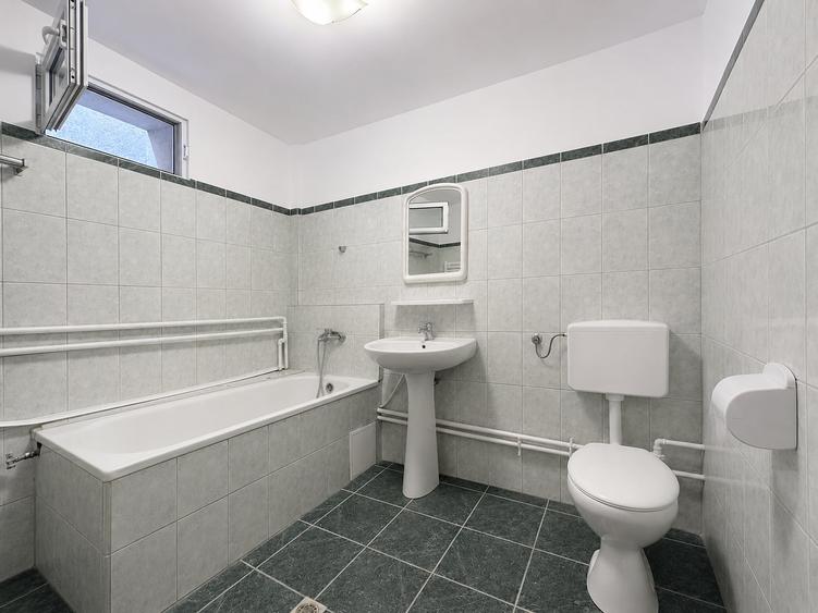Casă individuală cu 5 camere cu Canalizare în Bucur Obor