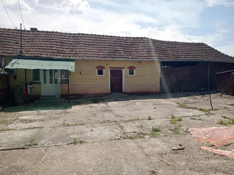 Casă cu 4 camere în Almașu Mare