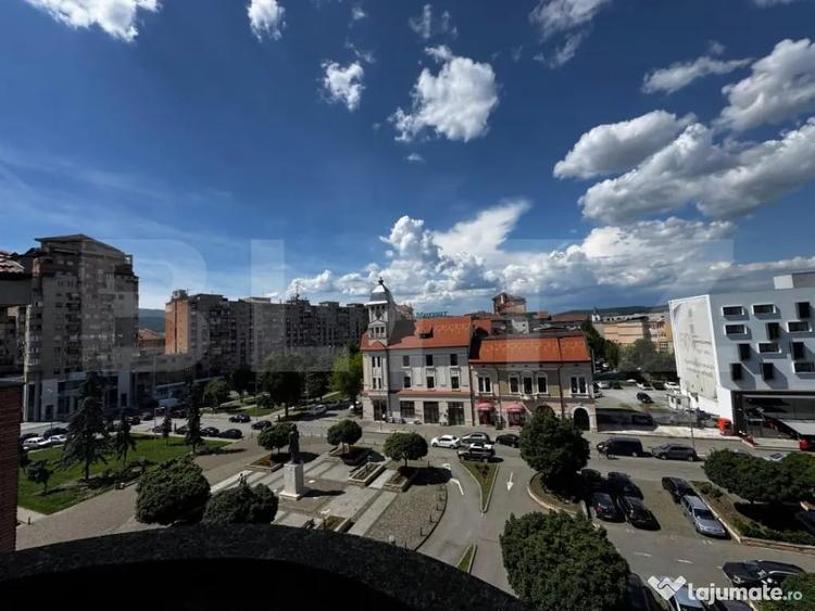 Apartament cu 4 camere decomandat în Central