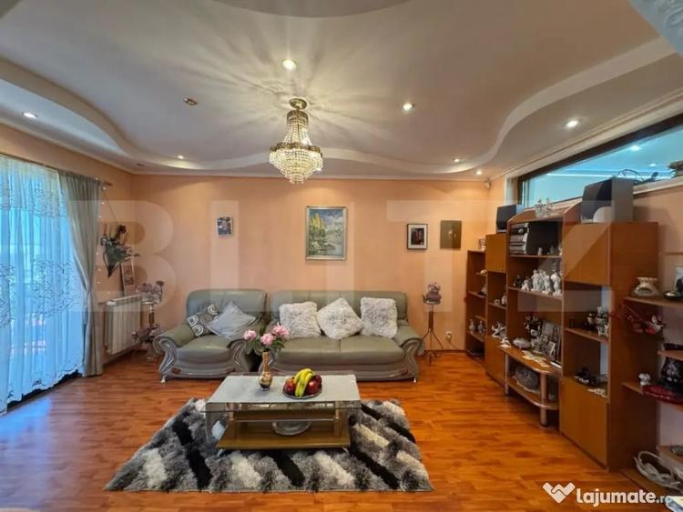 Casă cu 9 camere cu Teren 303 Mp în Central