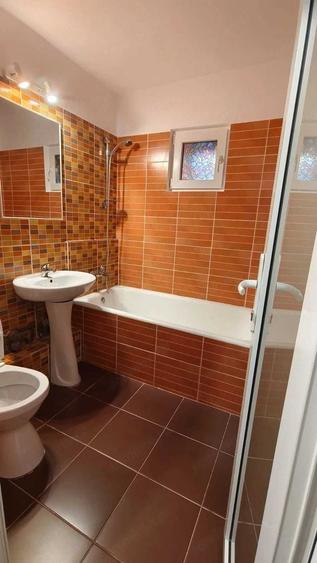 Apartament cu 4 camere semidecomandat în Turda