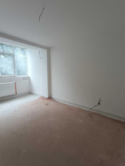 Apartament cu 3 camere decomandat în Sârbi